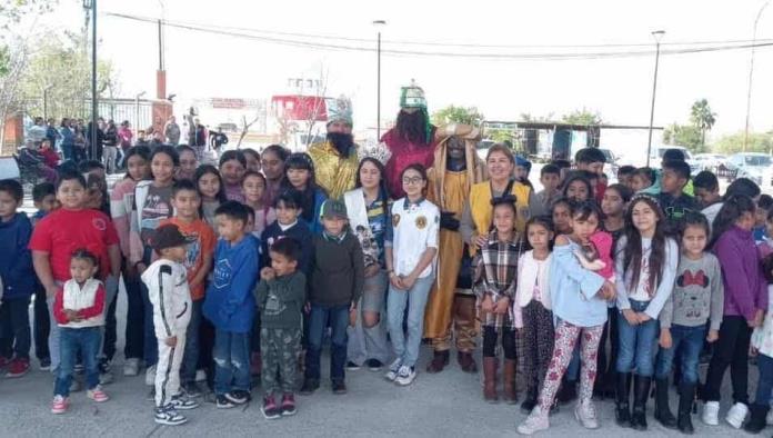 Reparten ropa y juguetes en Día de Reyes