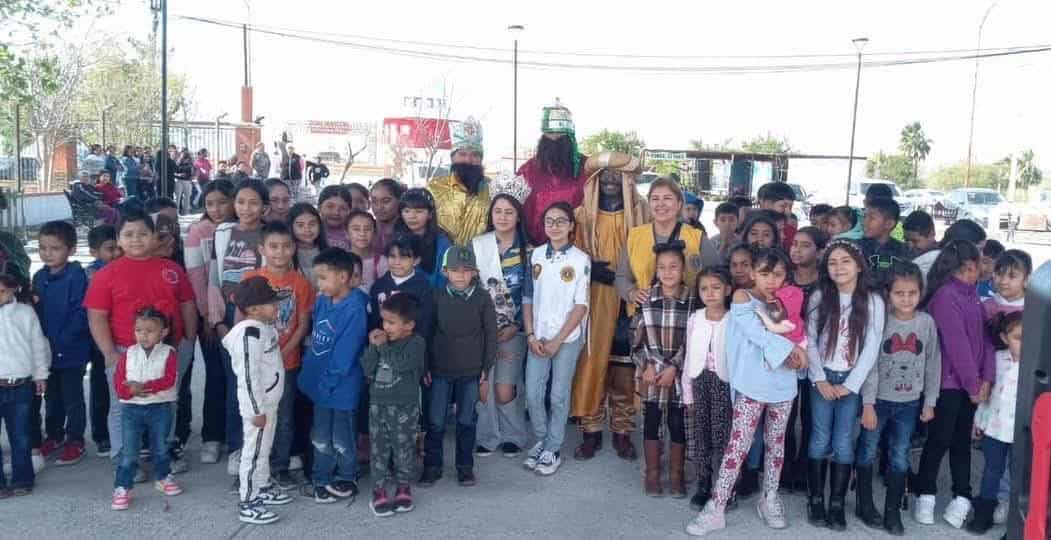 Club de Leones llevan alegría a niñas y niños de la Presa Don Martín.