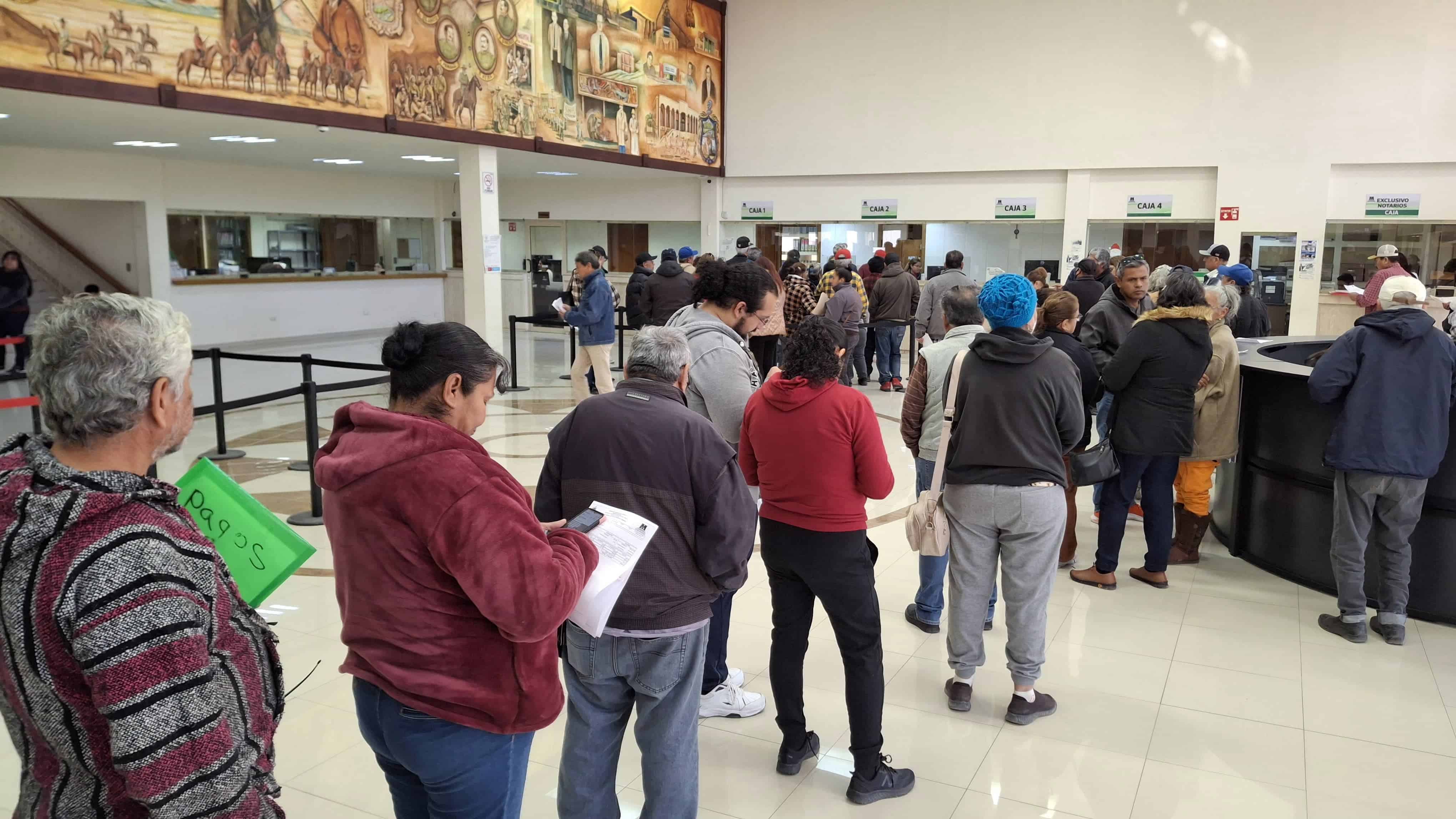 Por día, mil 400 contribuyentes pagan su impuesto predial en la Presidencia Municipal.