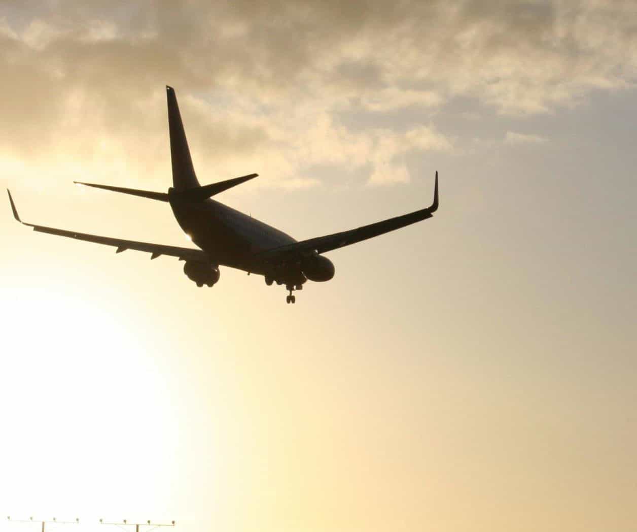 Encuentran cuerpos en tren de aterrizaje de un avión