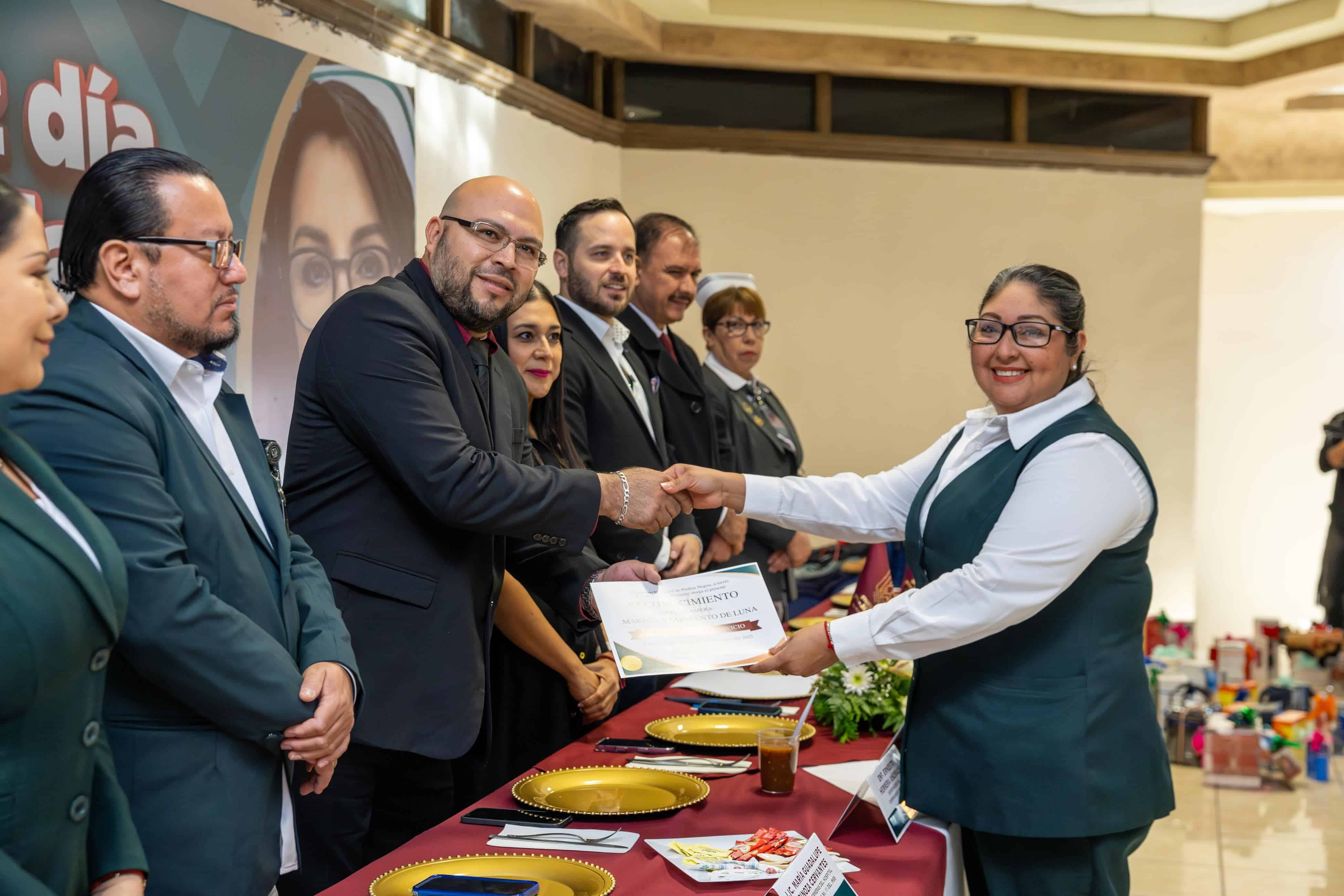 Rinden homenaje a enfermeros en su día