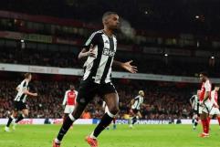 Newcastle pone contra las cuerdas al Arsenal en Copa de la Liga