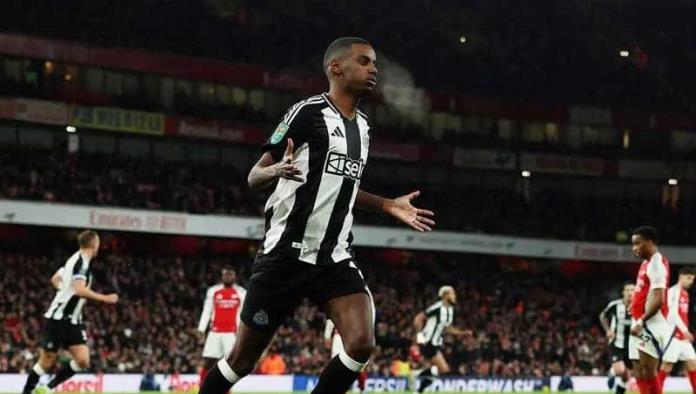 Newcastle pone contra las cuerdas al Arsenal en Copa de la Liga