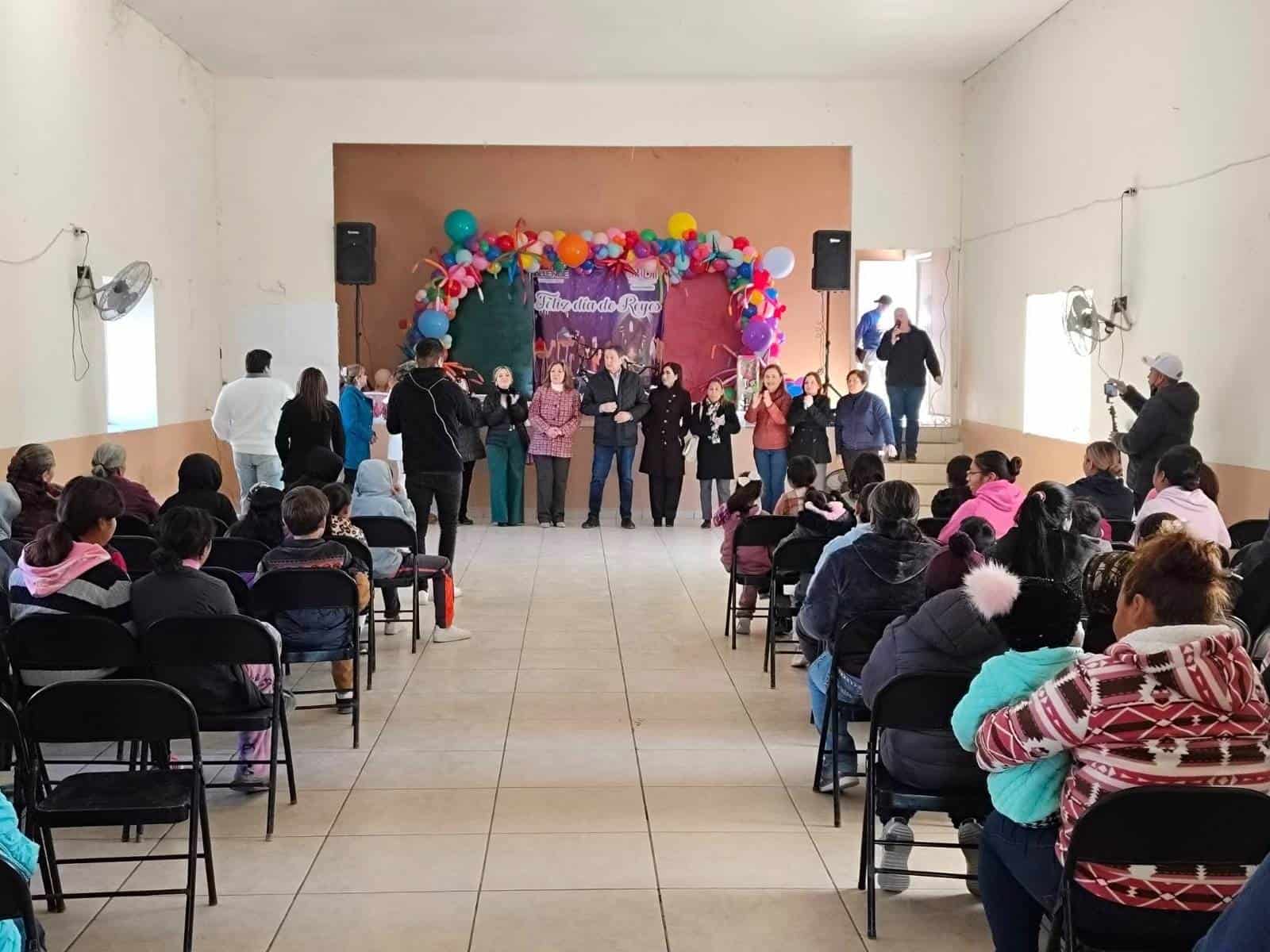 Celebran Día de Reyes con familias de Río Bravo