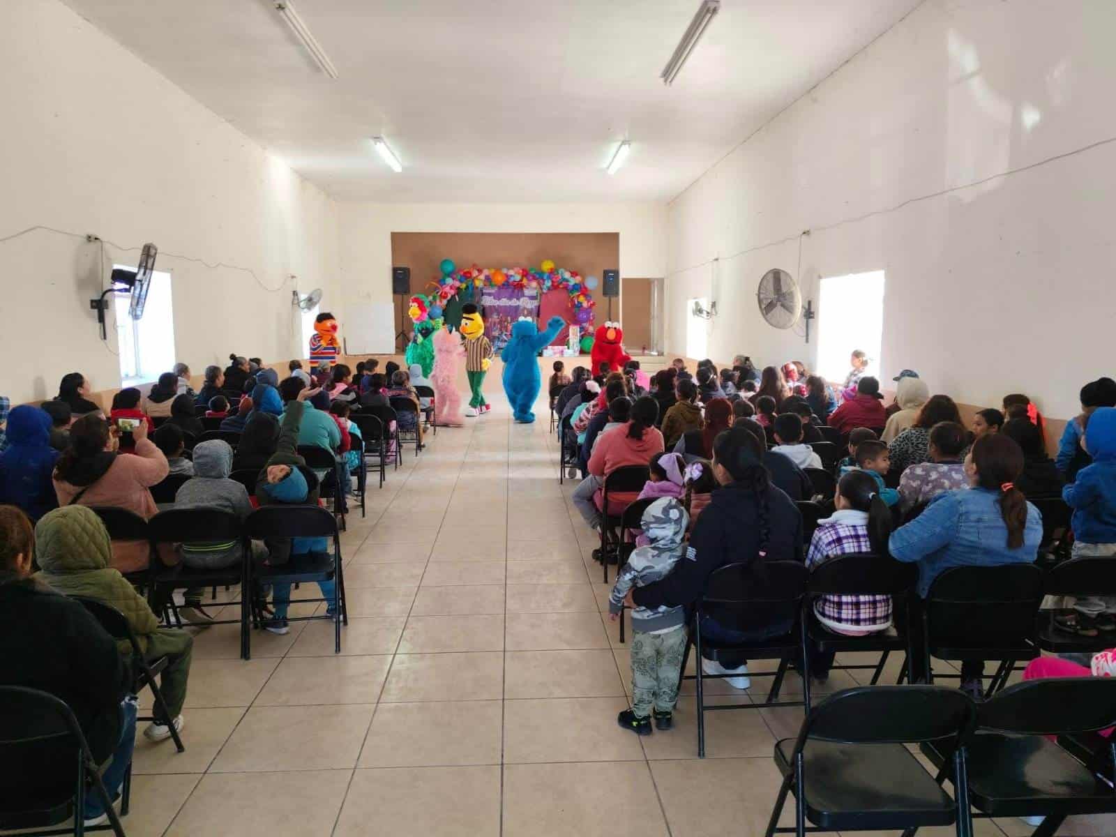 Celebran Día de Reyes con familias de Río Bravo