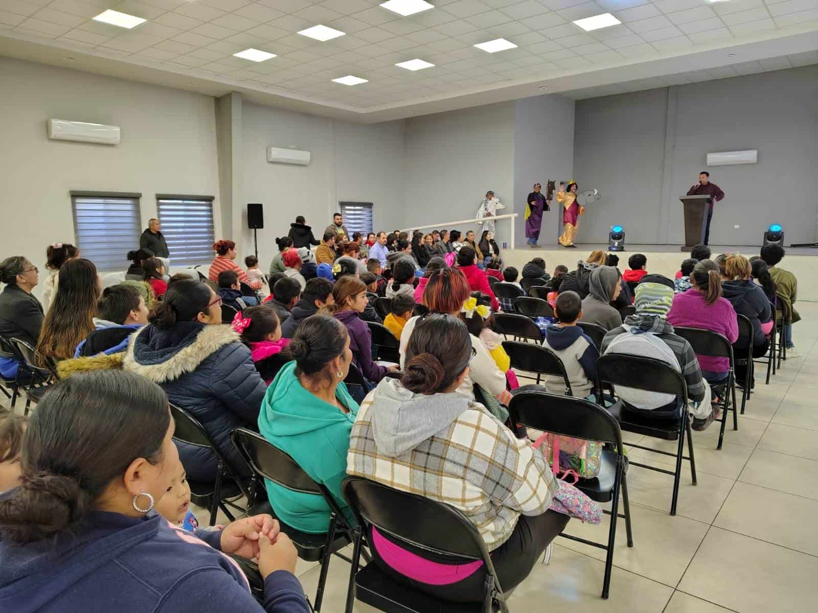 Celebran Día de Reyes con alegría en Nava