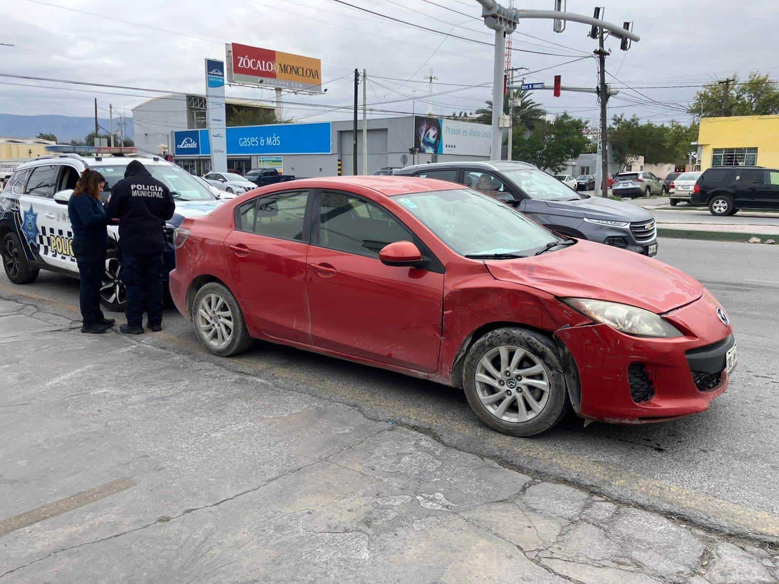 Se hace ´alcancía´ por pasarse luz roja