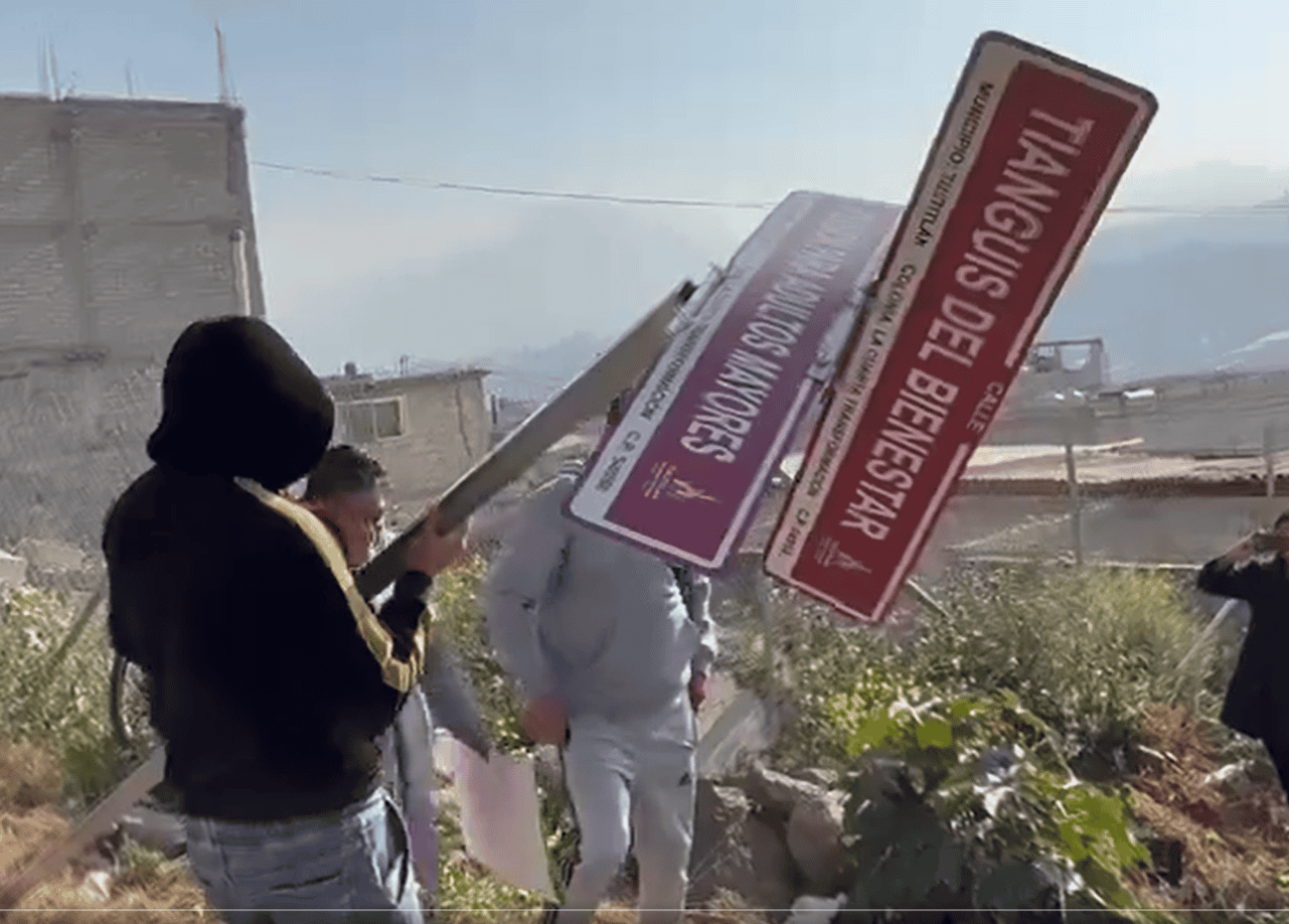 Vecinos desmantelan la colonia Cuarta Transformación