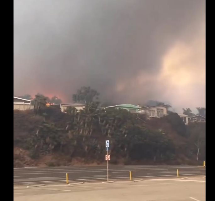 Incendio arrasa zona exclusiva de Los Angeles