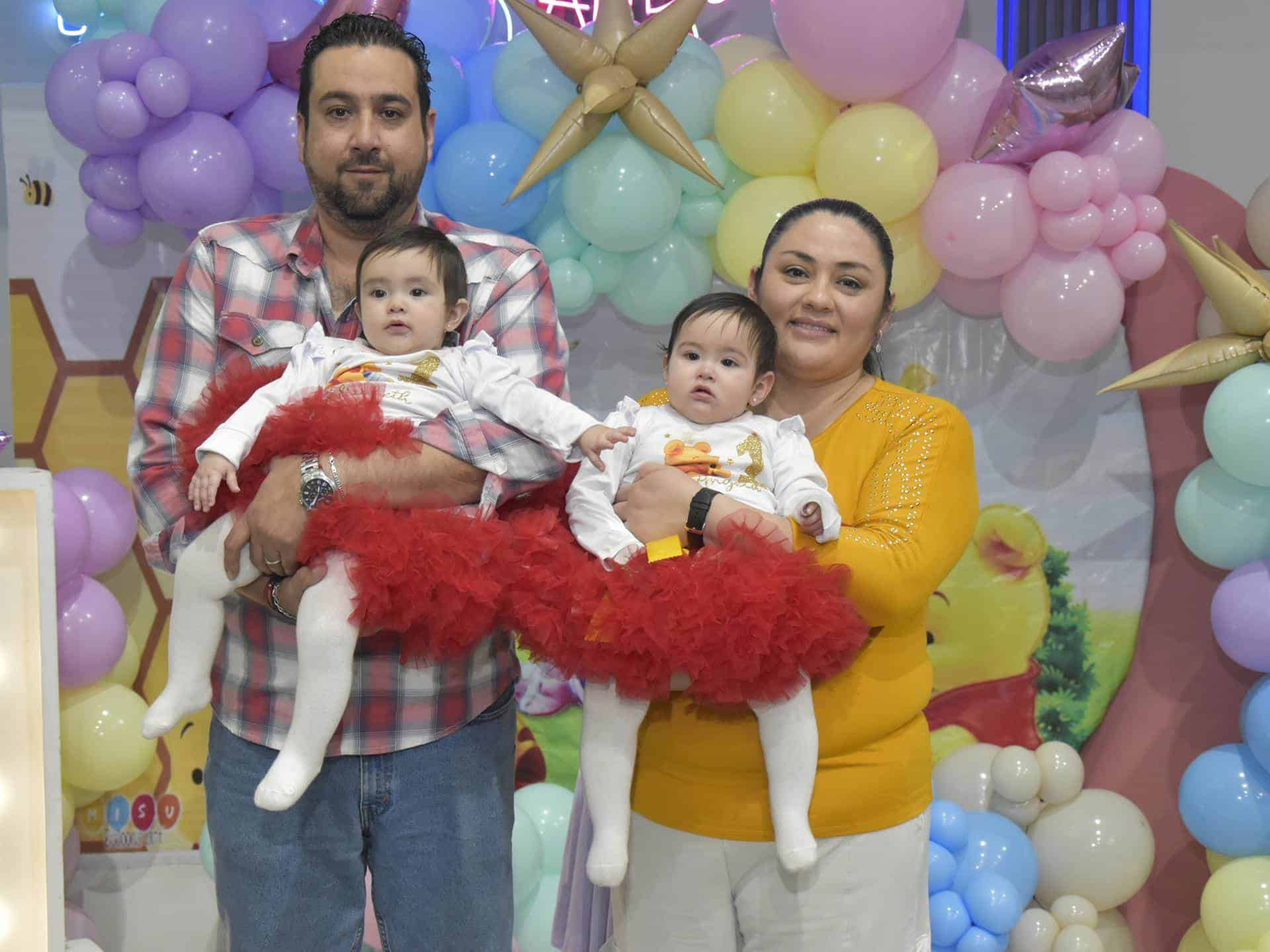 Acompañada de sus padres.