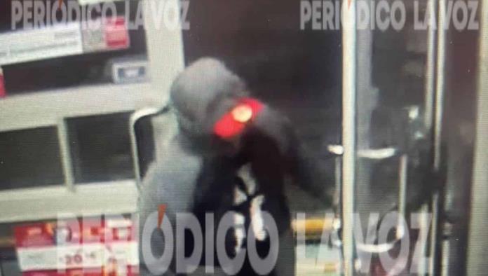 Asalta tienda con pistola en mano