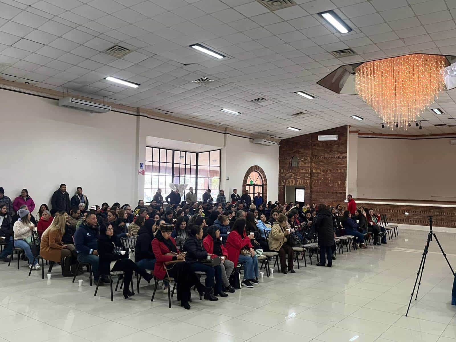 Celebran tradicional partida de rosca en Ciudad Acuña con docentes y personal jubilado