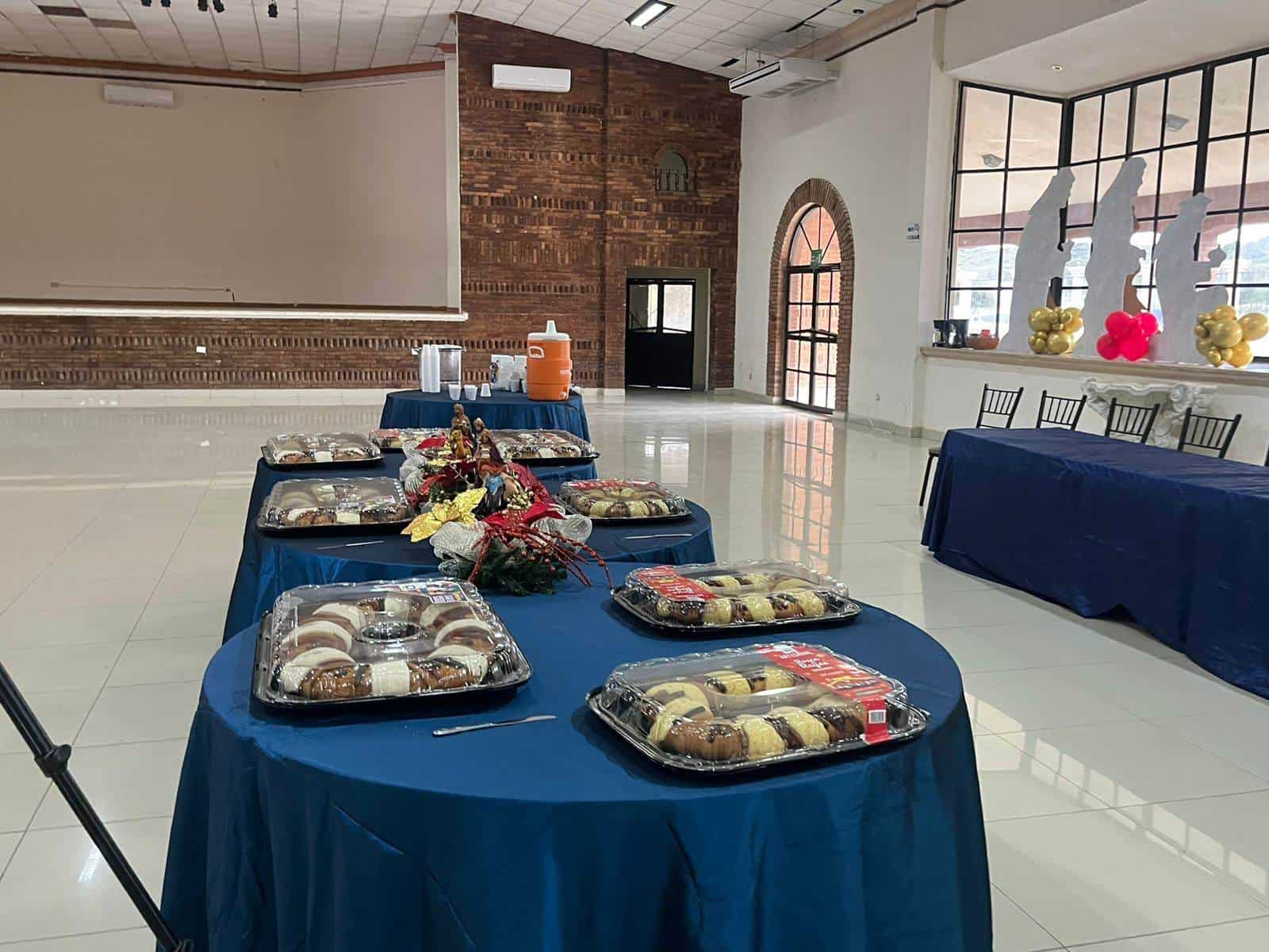 Celebran tradicional partida de rosca en Ciudad Acuña con docentes y personal jubilado