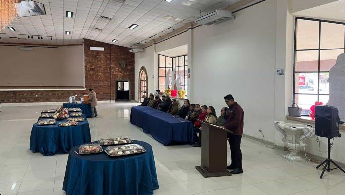 Celebran tradicional partida de rosca en Ciudad Acuña con docentes y personal jubilado