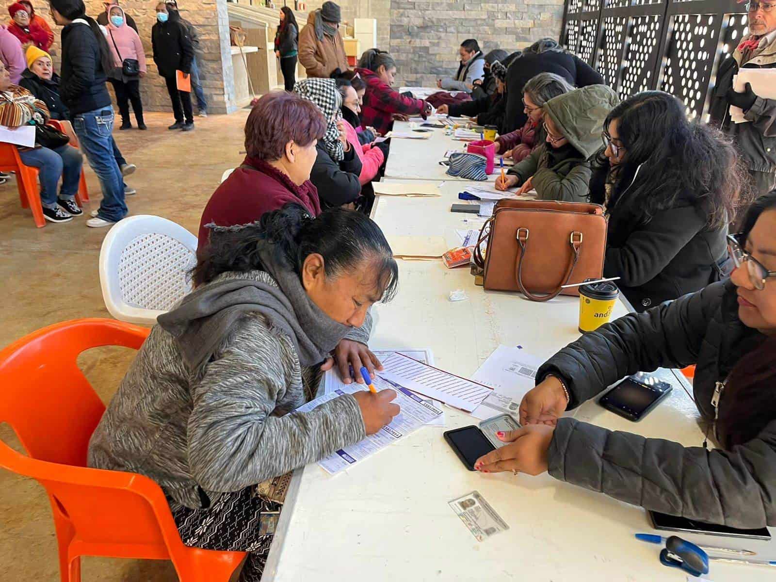 Arranca la entrega de apoyos federales en Ciudad Acuña: 143 mujeres reciben pensión