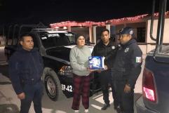 Policías de Nava apoyan con donación de pañales