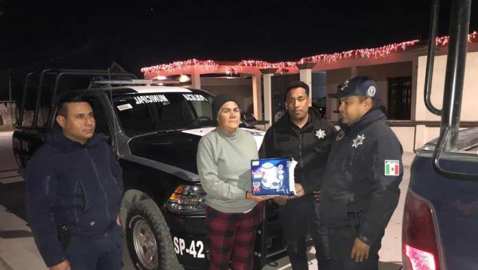 Policías de Nava apoyan con donación de pañales