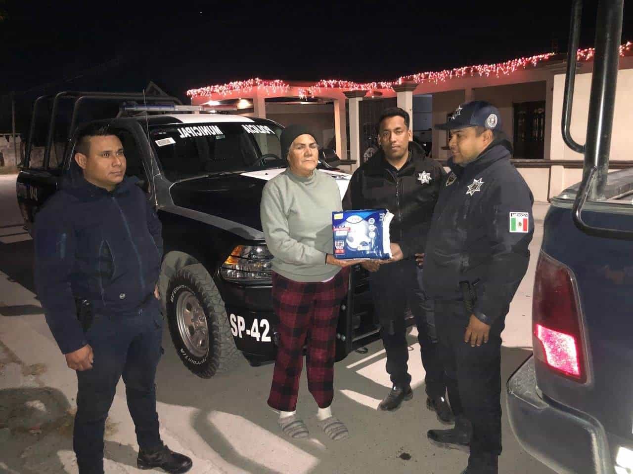 Policías de Nava apoyan con donación de pañales