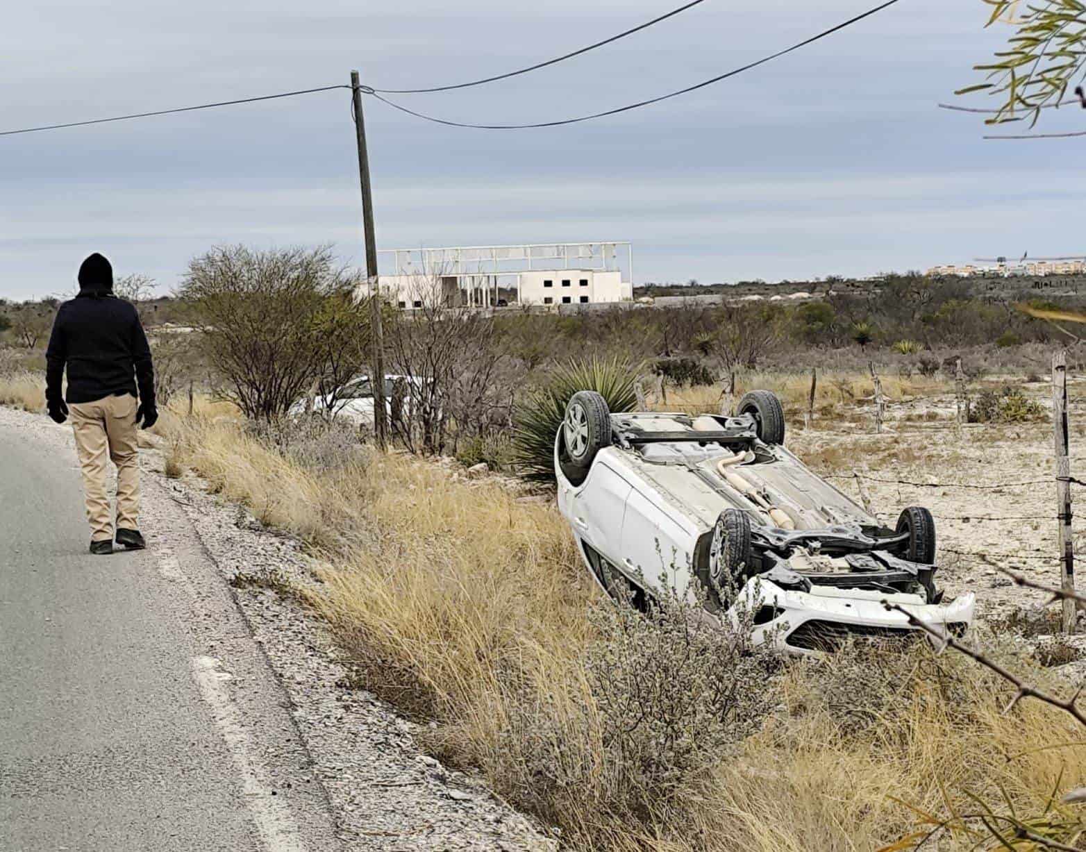 Vuelca su vehículo al quedarse dormido al volante camino a Las Tinajas