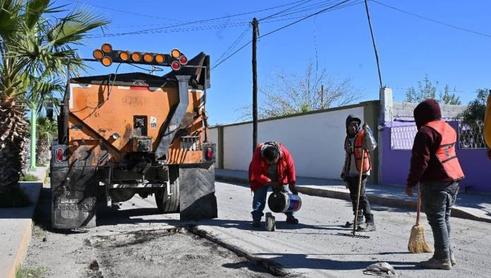 Sari sigue poniendo orden con bacheo en la Avenida Porfirio Díaz