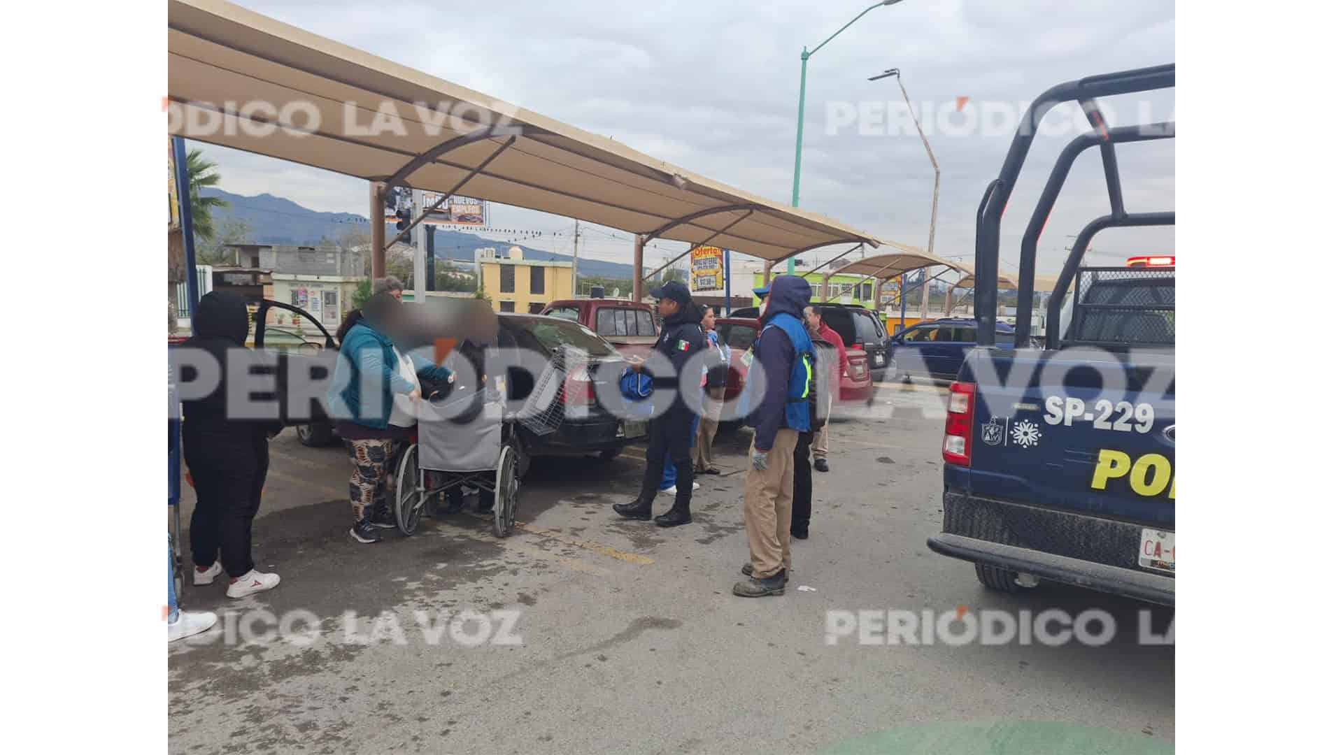 Halla inconscientes a sus hijos en el auto