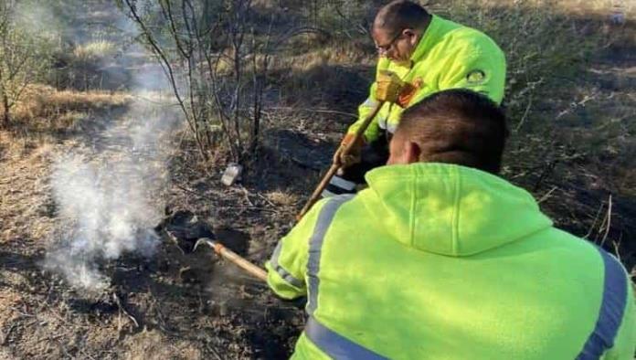 Sofocan incendio en basurero clandestino