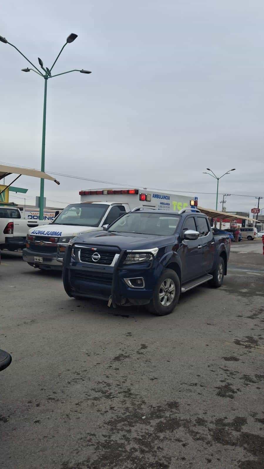 Halla inconscientes a sus hijos en el auto