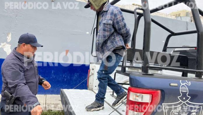 Mataba neuronas frente a sus hijos