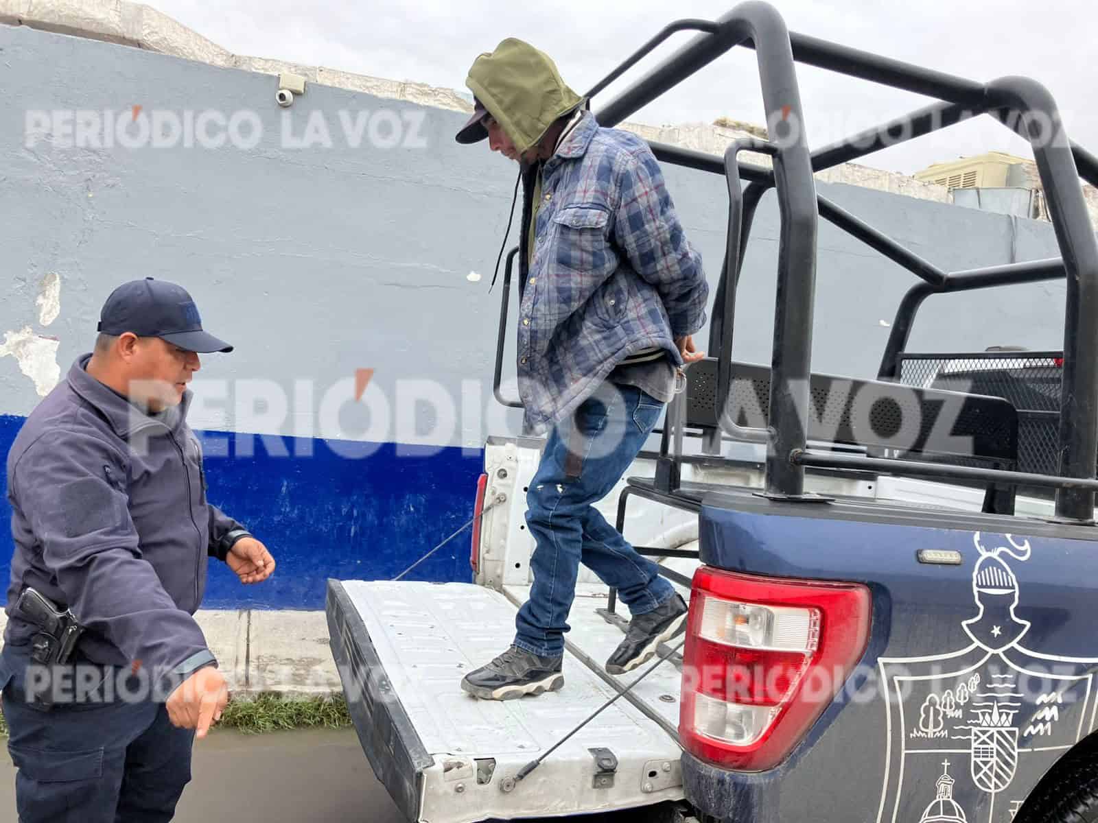 Mataba neuronas frente a sus hijos