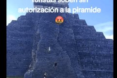 Captan a turistas subir la pirámide de Chichén Itzá