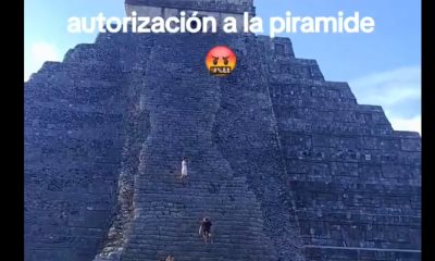 Captan a turistas subir la pirámide de Chichén Itzá