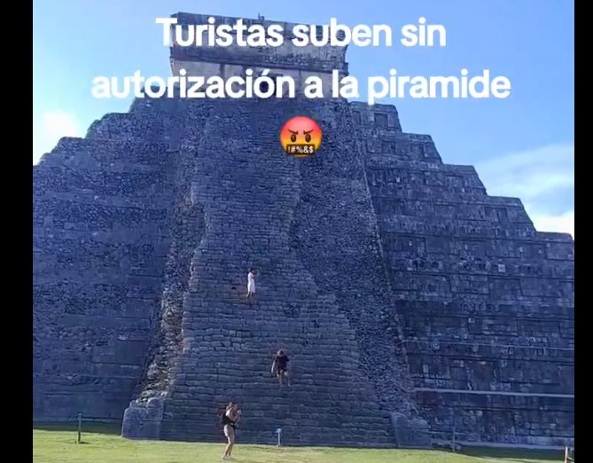 Captan a turistas subir la pirámide de Chichén Itzá