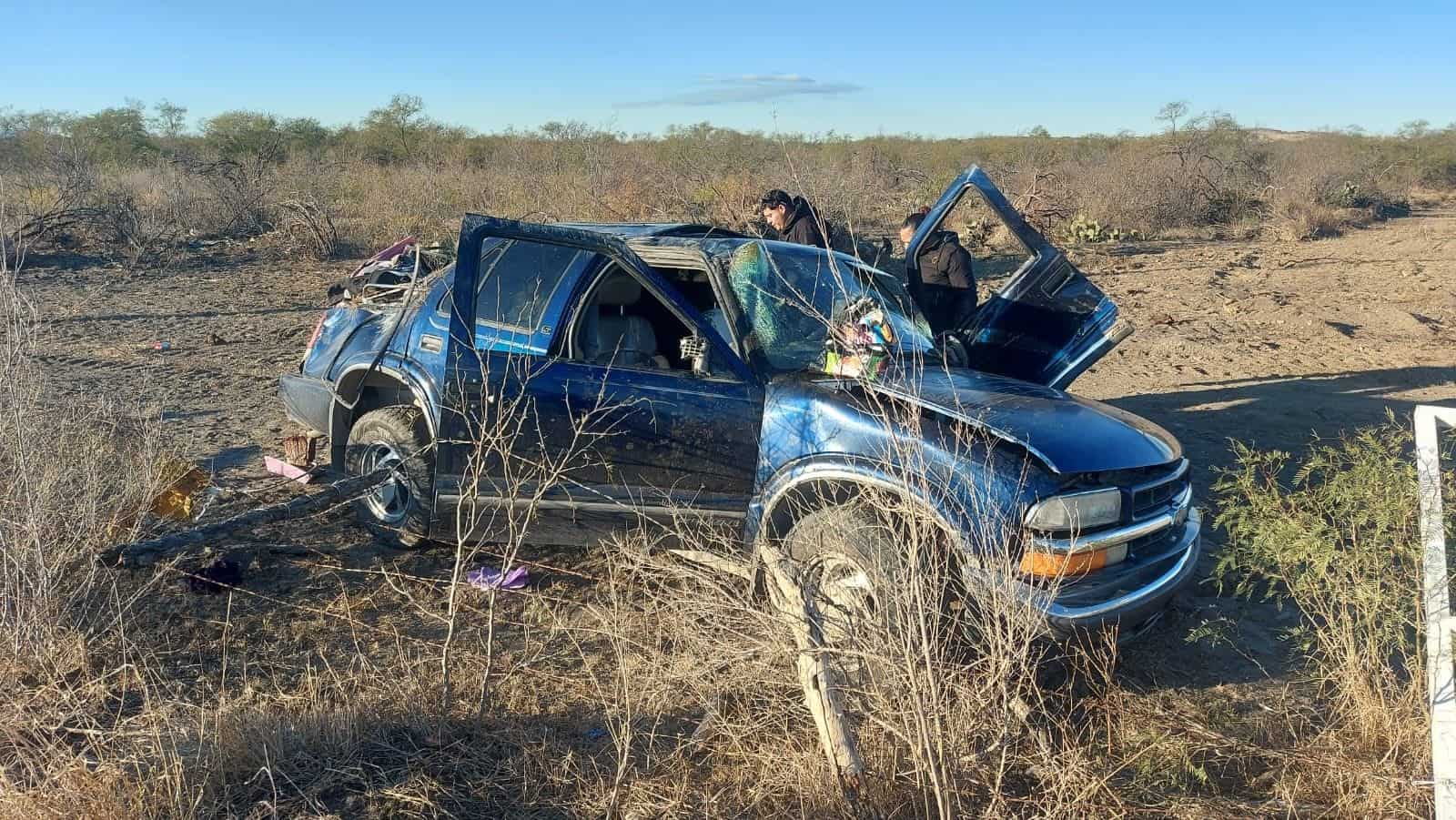 La mujer fue rescatada del interior de la unidad.