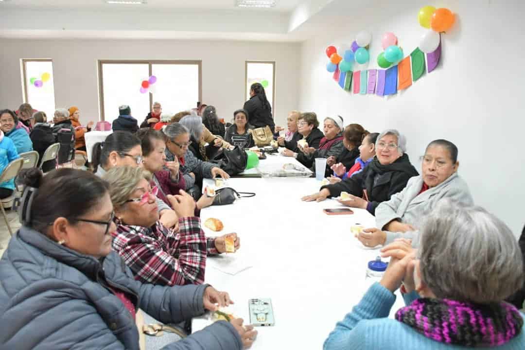 Alcalde de Nava comparte la Rosca de Reyes con adultos mayores