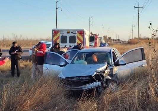 Accidente entre Auto y Tráiler Deja Dos Personas Lesionadas en la Carretera Federal 57