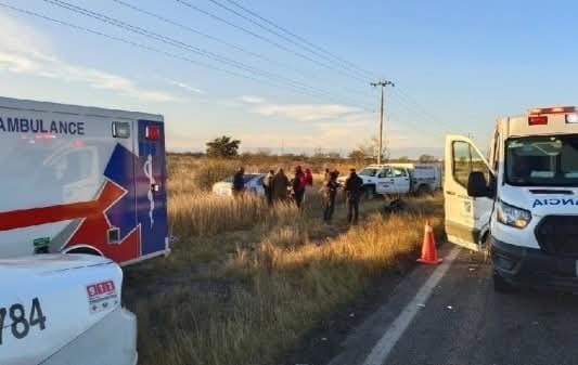 Accidente entre Auto y Tráiler Deja Dos Personas Lesionadas en la Carretera Federal 57