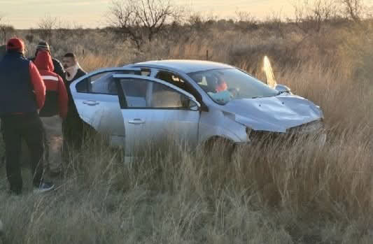 Accidente entre Auto y Tráiler Deja Dos Personas Lesionadas en la Carretera Federal 57