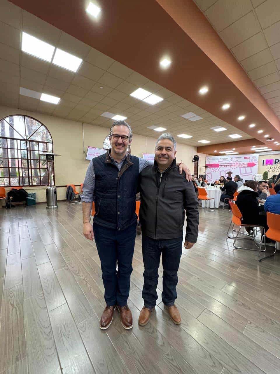 Reafirma Víctor Leija compromiso con la educación 