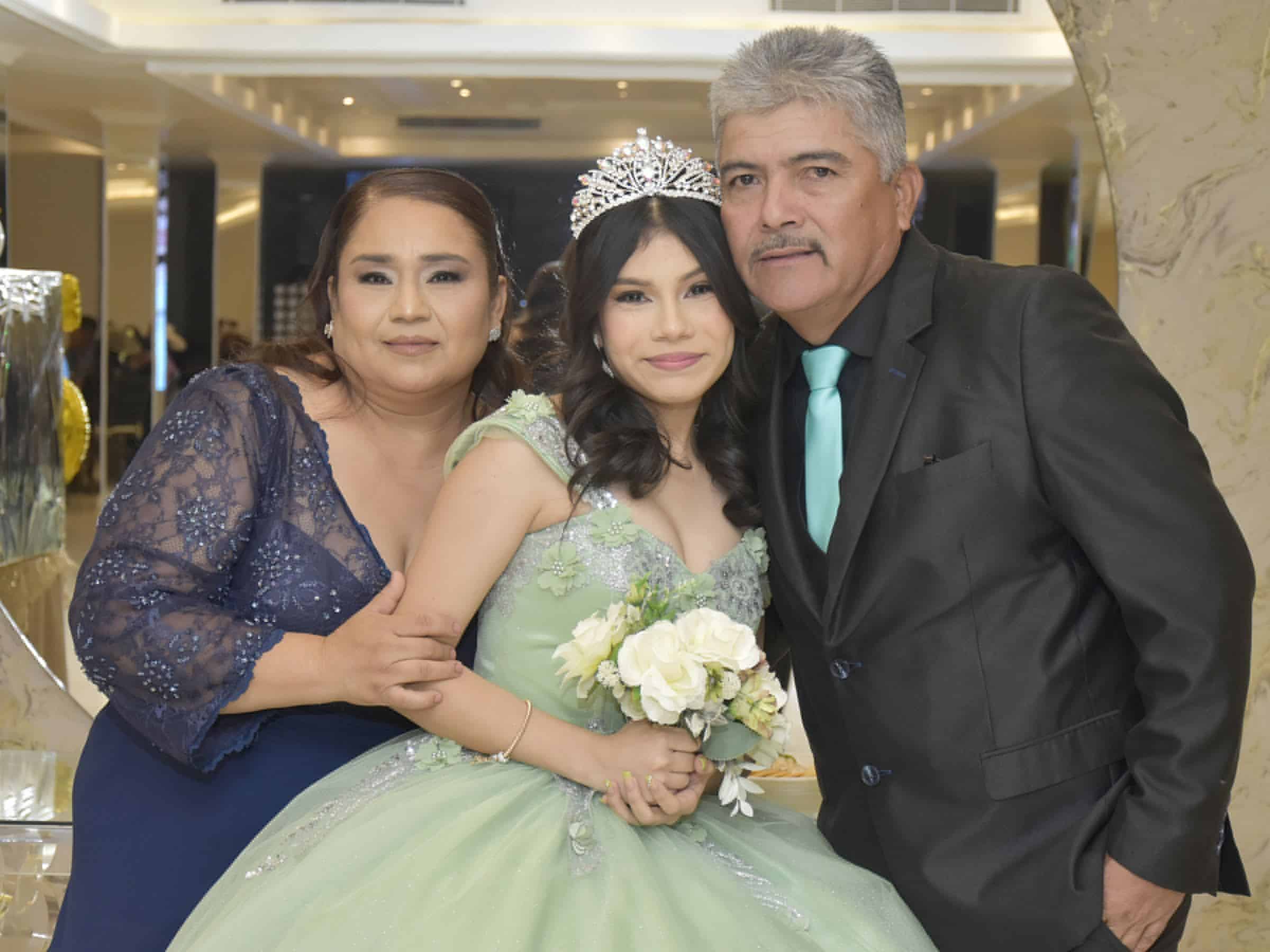 Acompañada de sus amados padres.