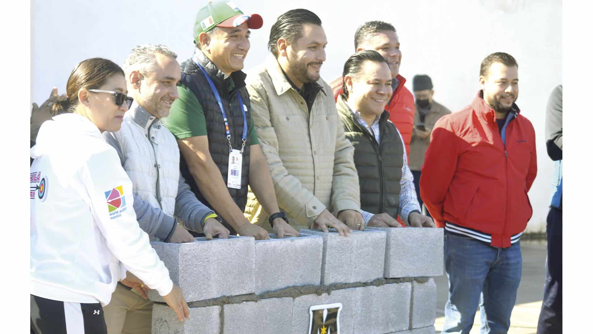 El alcalde Carlos Villarreal, Antonio Cepeda, Sergio Sísbeles y autoridades de tiro con arco pusieron la primera piedra.