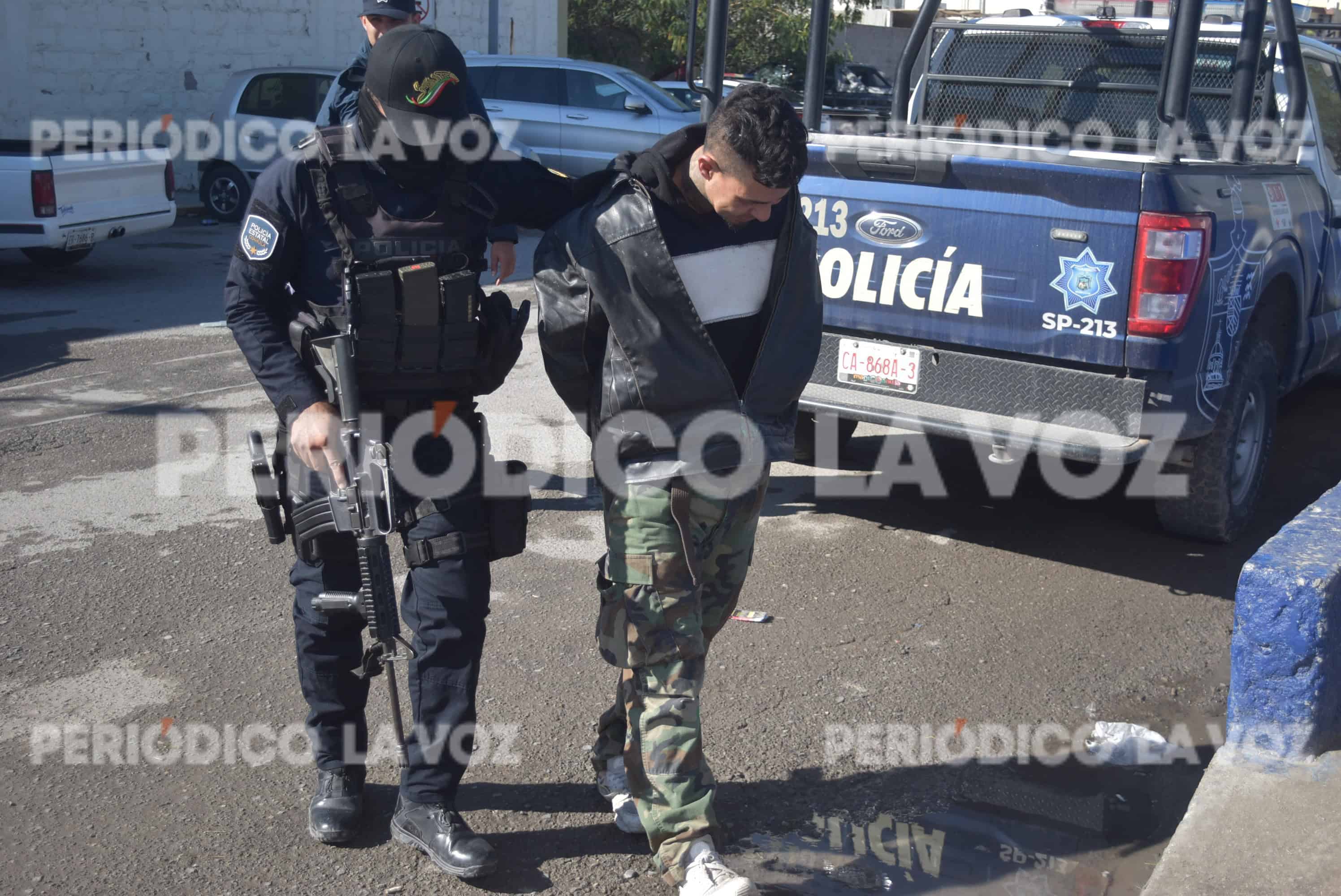 Lo ´cachan´ estatales drogándose en la calle