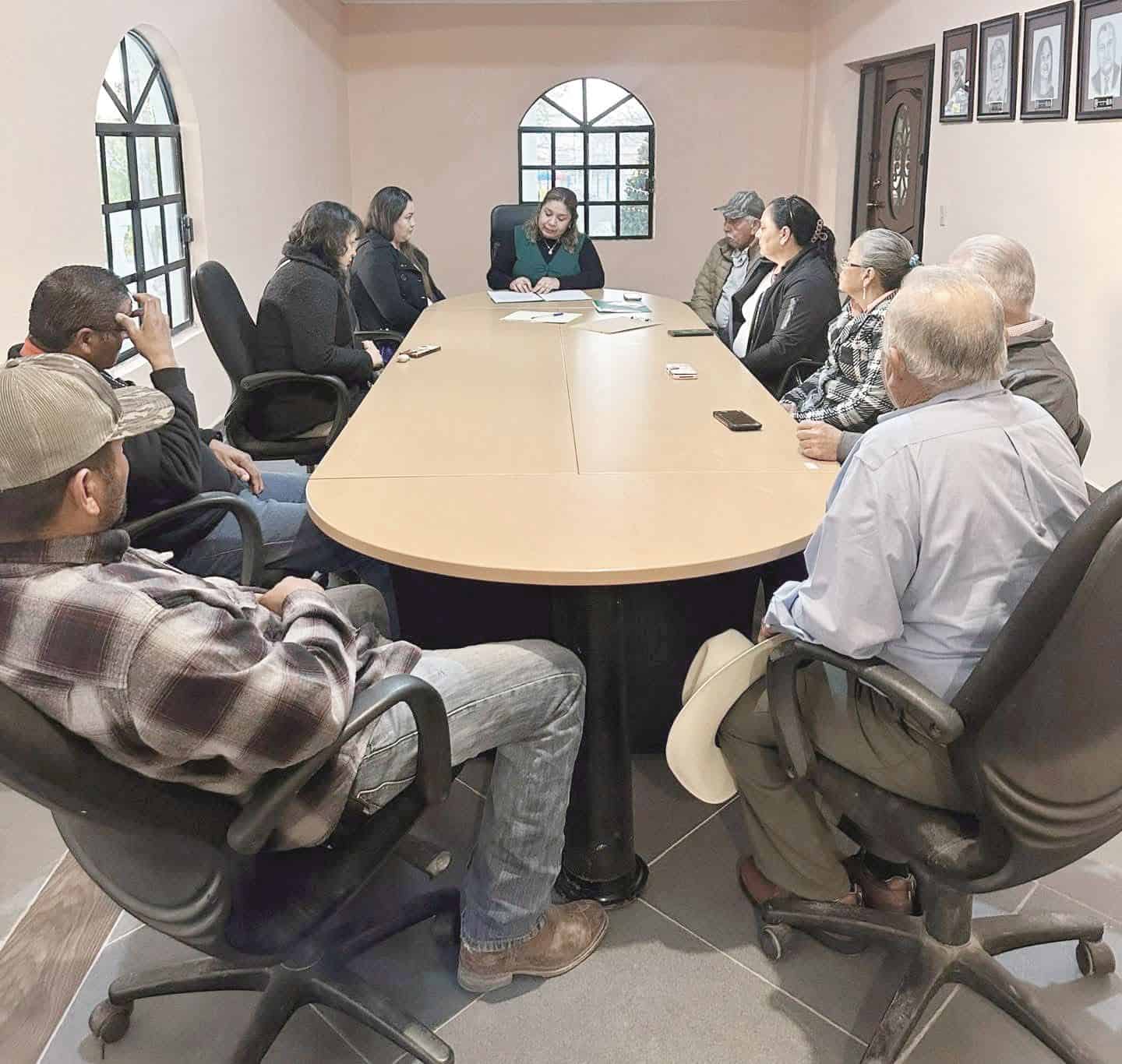La alcaldesa del Municipio de Juárez, Coahuila, Lily Quiñones, inicia la administración municipal en cordialidad y apoyo por parte de los regidores.