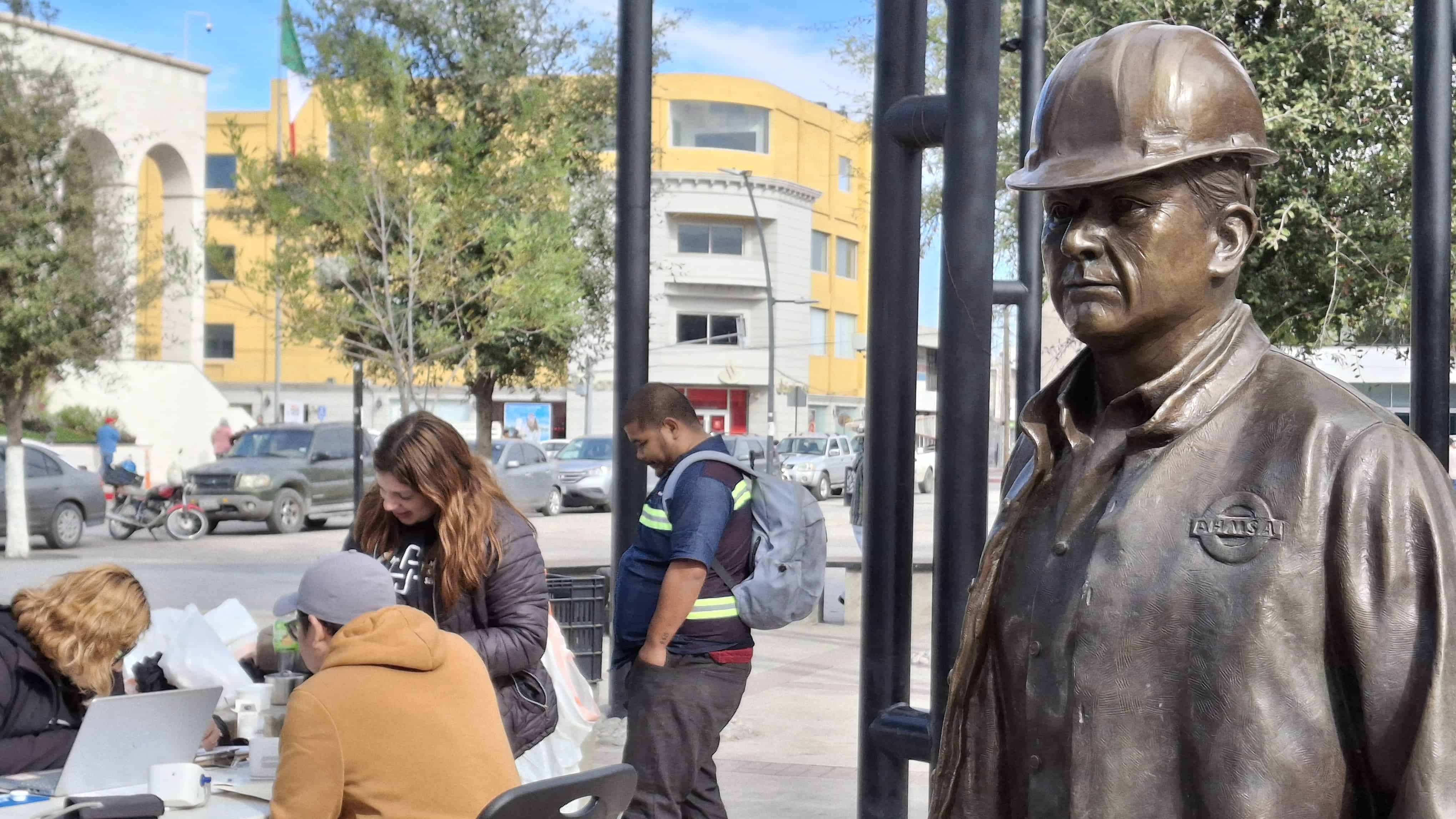 La estatua de bronce del obrero de AHMSA; el testigo mudo del desempleo por el que atraviesa Monclova y la región Centro.
