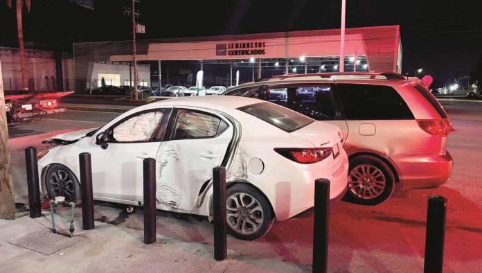 Invade carril y provoca choque