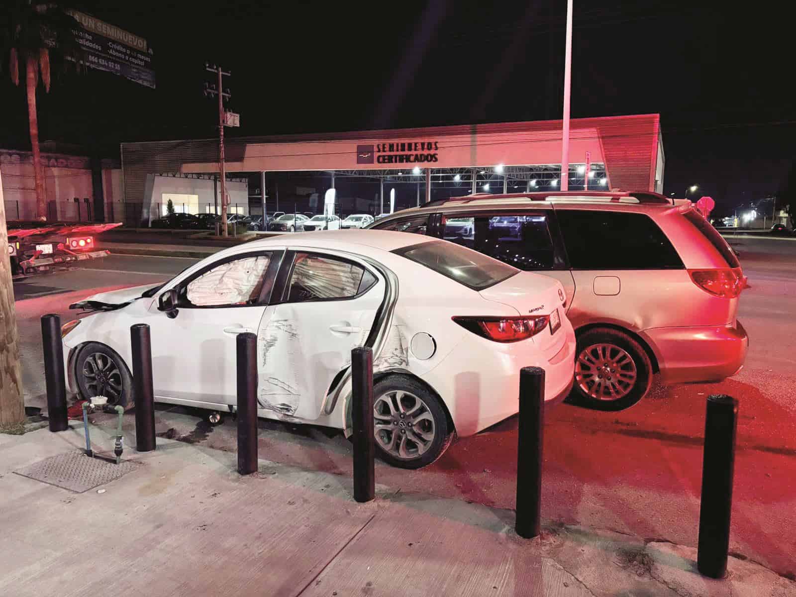 Invade carril y provoca choque