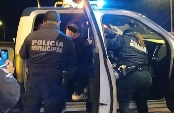 Ebrio evade filtro, termina en accidente y casi atropella a policías