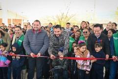 Entrega Alcalde techo en primaria