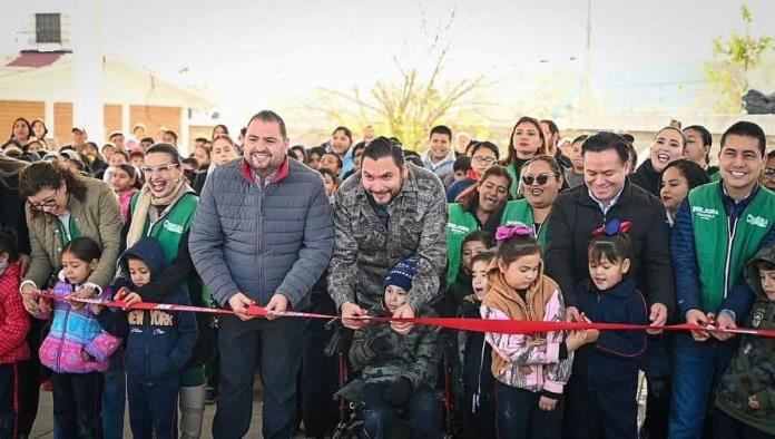 Entrega Alcalde techo en primaria