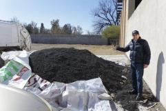 Reparan baches en Allende con asfalto en frío