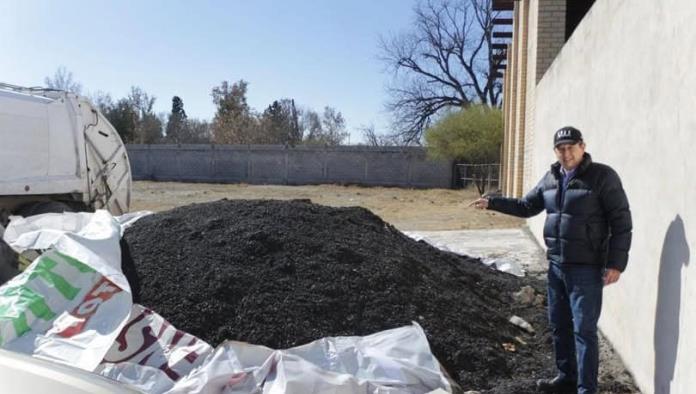 Reparan baches en Allende con asfalto en frío